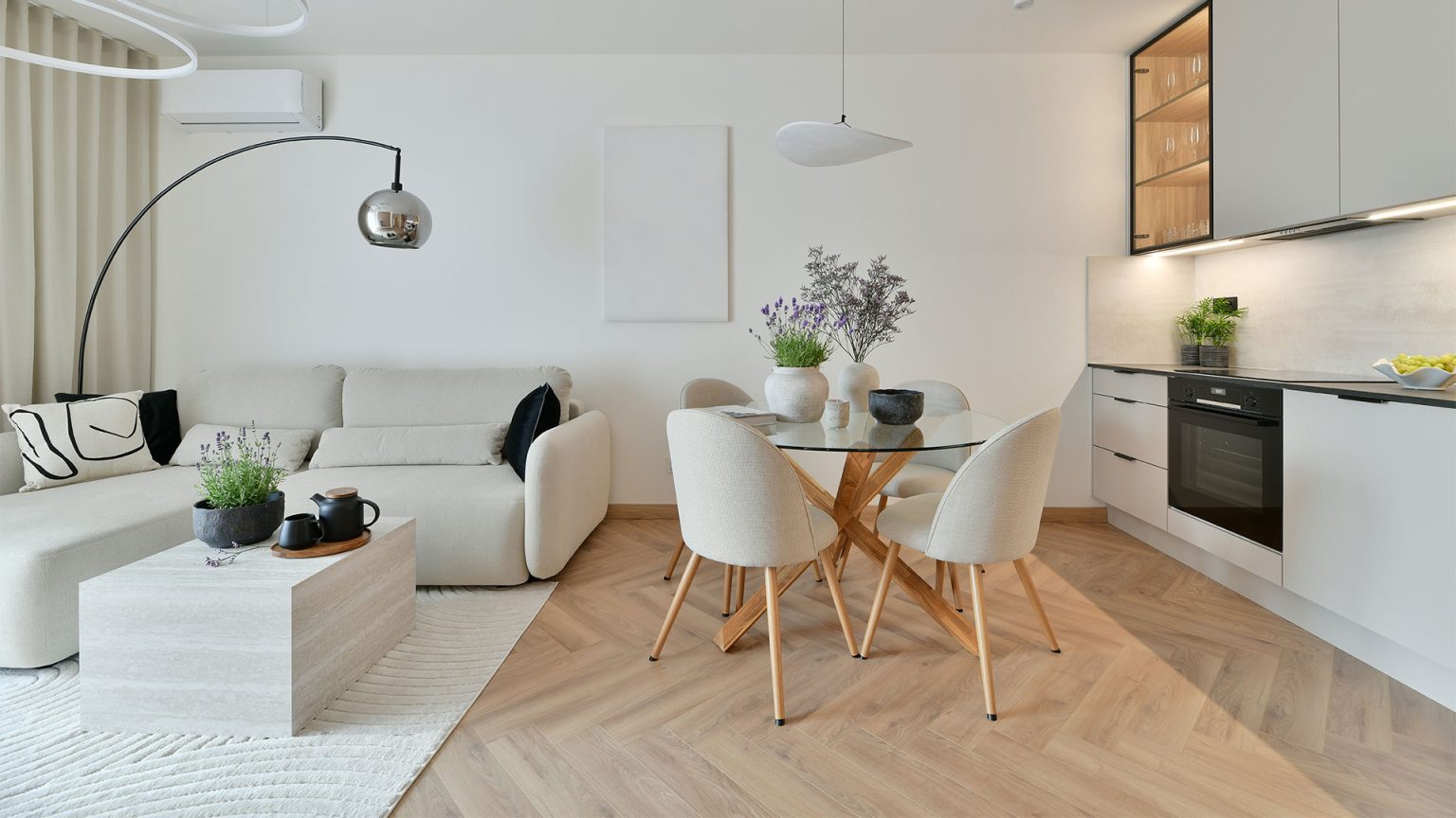 Vase und Stuhl im Japandi Stil in kühlen Raum